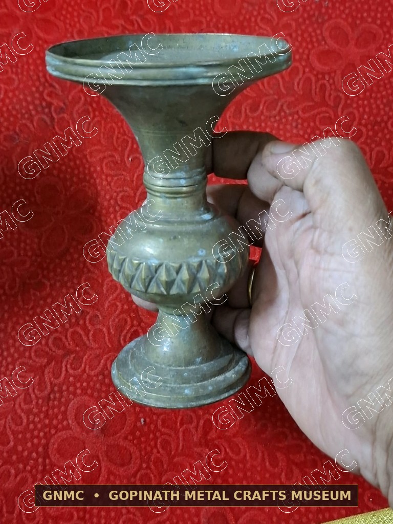 Century-Old Diamond-Faceted Baluster Brass Bedside Spittoon (Pikadani)