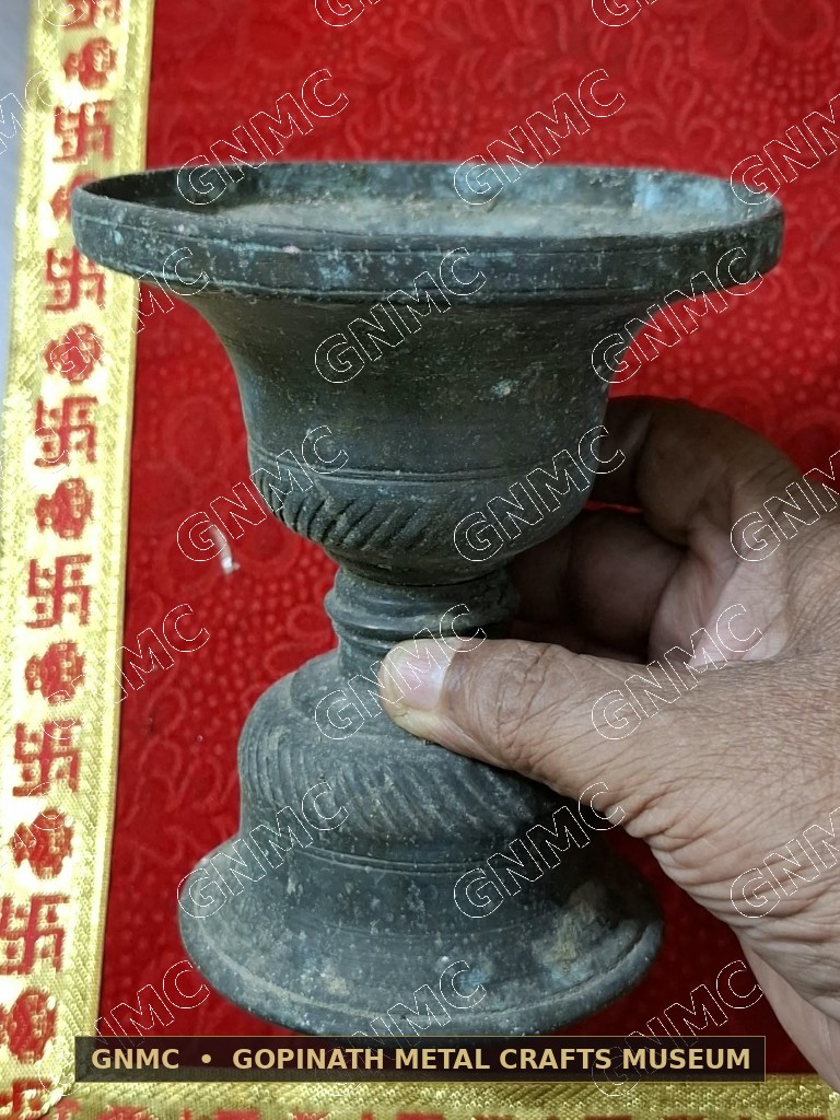 Century-Old Gadrooned Hourglass Brass Bedside Spittoon (Pikadani)